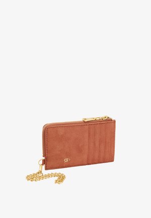 Brązowy zamszowy etui na karty z złotym suwakiem, pięcioma przegródkami na karty, złotym łańcuszkiem przymocowanym do boku oraz małym złotym logo z przodu.