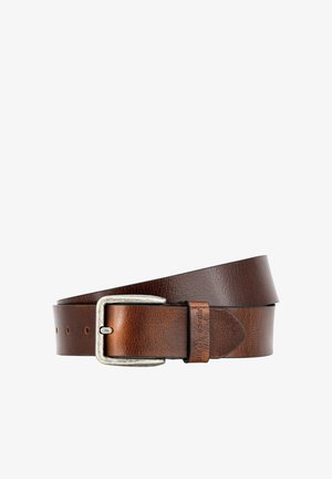 Brauner Ledergürtel mit silberner rechteckiger Schnalle und geprägtem Markennamen an der Gürtelschlaufe, zusammengerollt und flach auf weißem Hintergrund liegend.