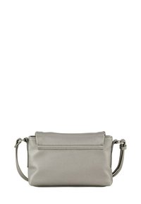 Szürke bőr clutch táska texturált felszínekkel, hajtóka fedéllel és levehető pánttal, minimalista dizájnnal és varrott részletekkel.