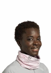 Lichtroze multifunctionele nekwarmer met een gestructureerd patroon en logo, gedragen rond de nek, gemaakt van een rekbaar, ademend materiaal.