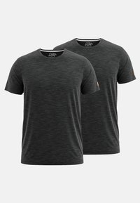 Twee donkergrauwe T-shirts met korte mouwen met een gemeleerde textuur, ronde hals en een klein logo op de linkermouw. Zacht materiaal, casual ontwerp.