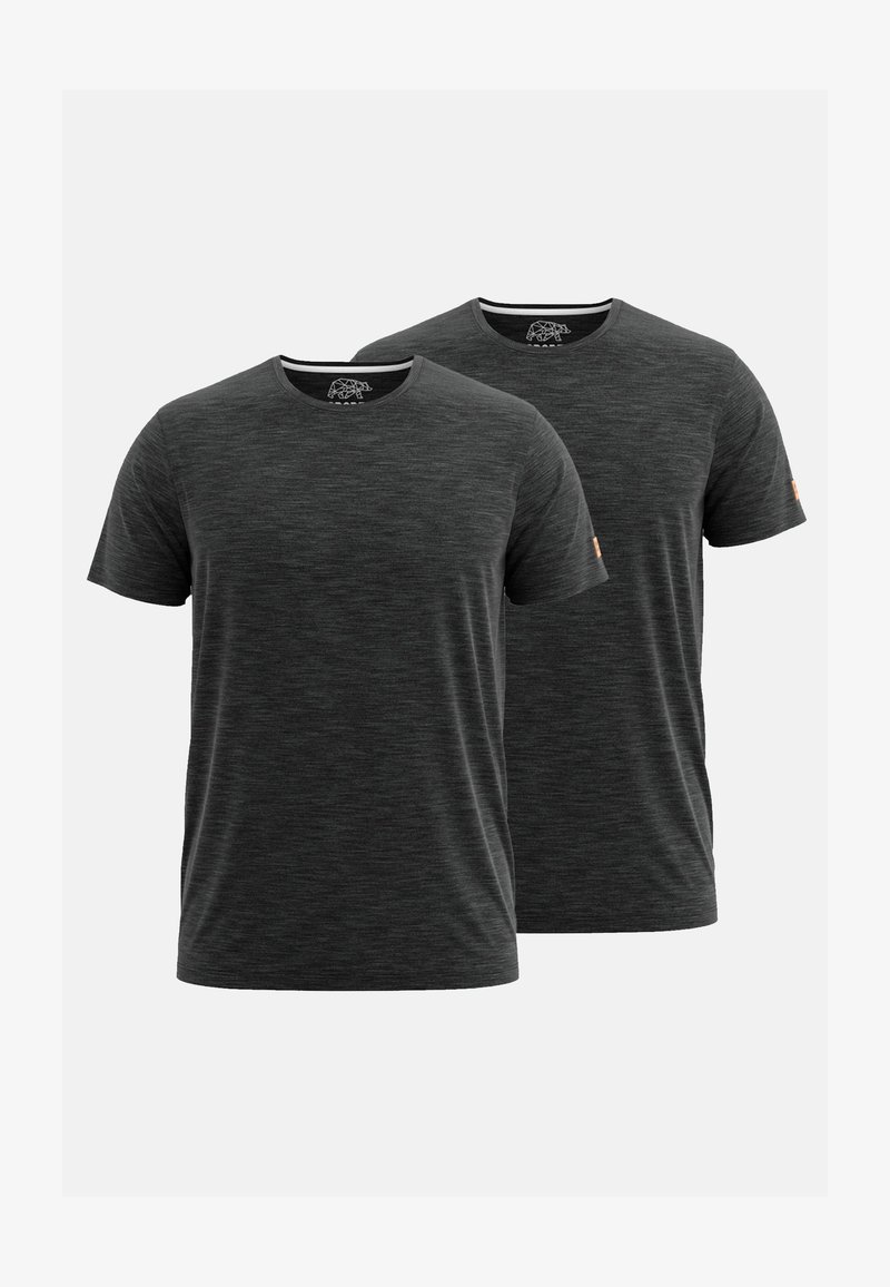 Twee donkergrauwe T-shirts met korte mouwen met een gemeleerde textuur, ronde hals en een klein logo op de linkermouw. Zacht materiaal, casual ontwerp.