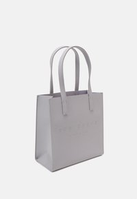 Sac fourre-tout en cuir gris avec le logo en relief "TED BAKER LONDON", forme rectangulaire, deux poignées plates et texture lisse.