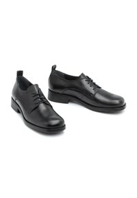 Pantofi oxford din piele neagră, cu o textură netedă, design cu șireturi, toc mic și detalii discrete de cusătură pe laterale.