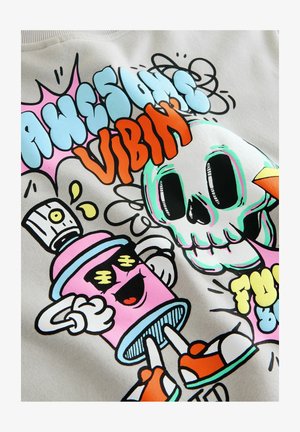 Šviesiai pilkas audinys su ryškiais grafikos atspaudais, kuriuose vaizduojamas rožinis purškimo galiukas, žalias kaukolė ir žaismingas tekstas įvairiomis spalvomis.