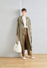 Marc O'Polo PANTS STRAIGHT LEG CROPPED LENGTH WELT POCKET - Auduma bikses - soft mocca