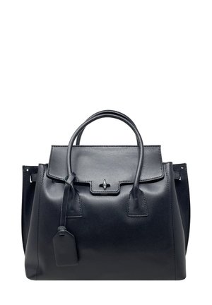 Borsa a mano nera in pelle con un design strutturato, doppio manico corto, chiusura a pattina e etichetta rimovibile. Superficie texurizzata con dettagli lisci.