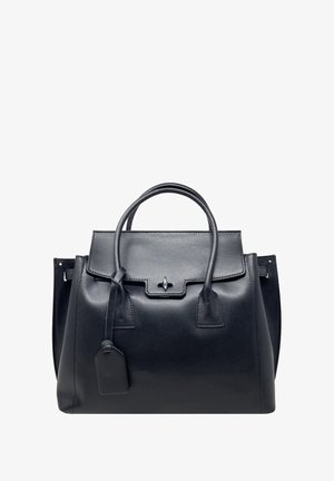 Czarna skórzana torebka o strukturalnym kształcie, z dwoma krótkimi uchwytami, zapięciem na klapkę i odczepianą metką. Teksturowana powierzchnia z gładkimi akcentami.