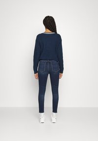 American Eagle SUPER HI RISE DREAM - Calças de ganga de corte skinny - blue plunge