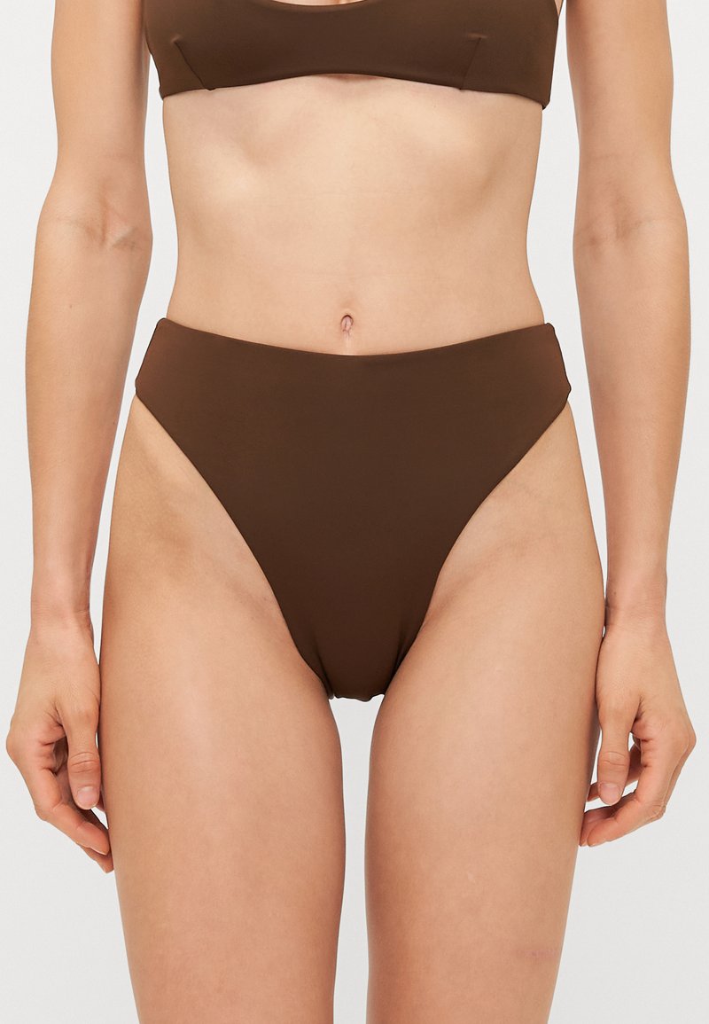 Hnedé bikinové nohavičky s vysokým pásom, ktoré majú hladkú textúru a minimalistický dizajn s vysokým strihom po bokoch pre štíhly profil.