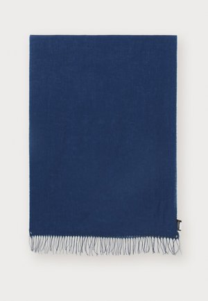 Donkerblauwe rechthoekige sjaal met fijne franjes langs de kortere rand en een klein merklabel aan de zijkant.