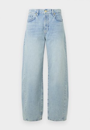 Svijetloplavi traper široke hlače s visokim strukom, s blagim izbleđivanjem, pet džepova i zlatnim detaljima. Rub je ravan i nerenoviran.