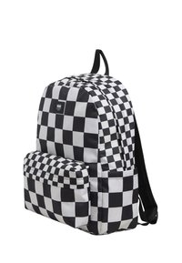 Zaino con motivo a scacchiera bianco e nero, dotato di una tasca frontale, realizzato in tessuto, dalla forma curva e con spallacci imbottiti.