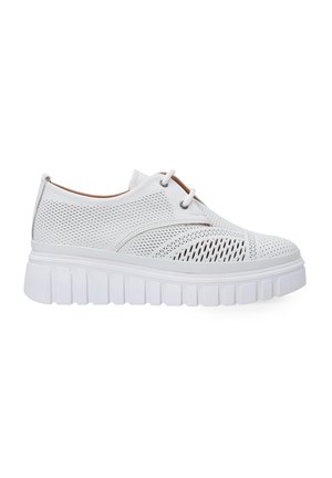 Witte mesh sneakers met een geperforeerde bovenkant, ronde neus en dikke, gegroefde zool. Heeft een vetersluiting en contrasterende accenten.