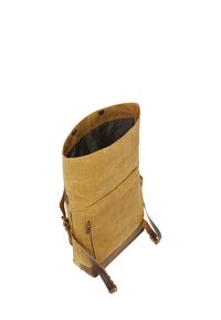 Canvas tote väska i gulbrun med en strukturerad yta. Den har läderhandtag och en dragkedjeficka, designad med en rullstängning.