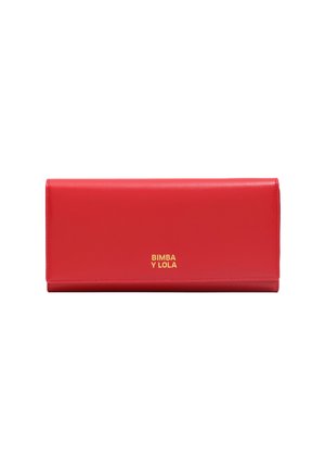 Cartera de cuero roja con una textura suave. Presenta un logo dorado "BIMBA Y LOLA" en la parte frontal. Forma rectangular, diseño elegante.