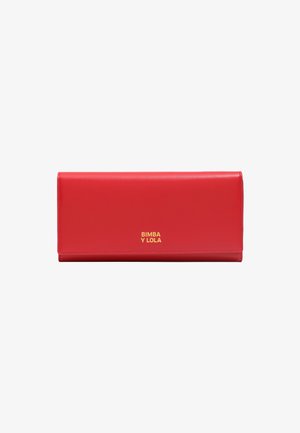 Cartera de cuero roja con una textura suave. Presenta un logo dorado "BIMBA Y LOLA" en la parte frontal. Forma rectangular, diseño elegante.