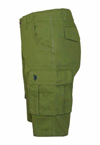 Zelené cargo šortky s bočnou vreckom, šitými detailami a vyšitým logom. Vyrobené z odolného materiálu s hladkou textúrou.
