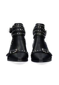Sandalias de cuero negro con correas con tachuelas, hebillas ajustables y un diseño de punta abierta. El material texturizado añade interés visual.