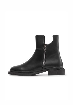 Černá kožená kotníková bota se zipem na boku a výřezem blízko horní části, se nízkým blokovým podpatkem a kulatou špičkou.