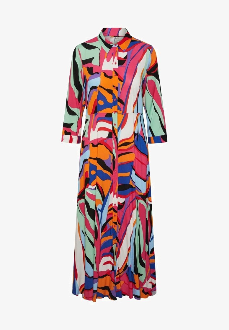 Robe longue boutonnée avec col et manches trois-quarts, présentant un motif abstrait vibrant en orange, rose, bleu, vert, noir et blanc.