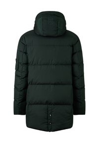 Mørkegrøn jakke med fyld, der har hætte, quiltet design, trykknaplukninger i forneden og et diskret logo syet på ryggen.