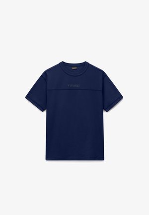 Tmavě modré tričko s krátkým rukávem a výšivkou loga "NAPAPIJRI" přes hrudník a kulatým výstřihem.