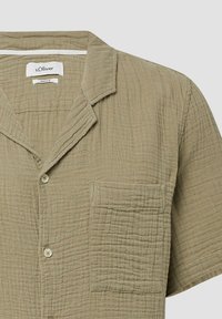 Olivgrünes Kurzarmhemd aus strukturiertem Stoff, mit Schalkragen, vorderem Knopfverschluss und einer Brusttasche.