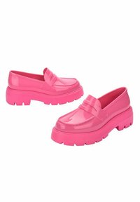 Różowe lakierowane loafersy z grubą podeszwą, z noskiem w stylu mokasynów i dekoracyjnym paskiem. Gładka tekstura i zaokrąglony kształt.