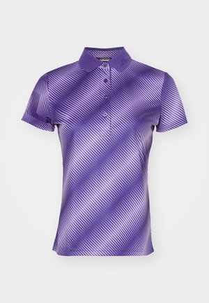 Tricou polo purpuriu cu guler, având dungi diagonale și o țesătură netedă, texturată. Detaliu cu patru butoane.