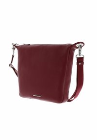 Burgunderfarbene Leder-Umhängetasche mit silbernem Hardware und verstellbarem Tragegurt, mit kleinem metallic Logo auf der Vorderseite.