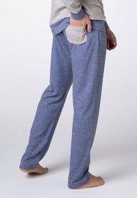 Pantaloni da pigiama blu in maglia morbida, con gambe diritte e dettagli in grigio sulle tasche; presentano una vestibilità rilassata e un design minimalista.