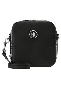 Borsa a tracolla nera con finitura testurizzata, zip argentata e accento logo in metallo. Include una tracolla staccabile.