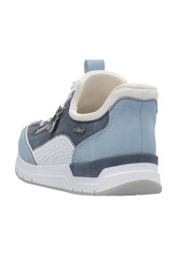 Blaue und weiße Sneaker aus Wildleder mit perforiertem Design, einem Reißverschlussakzent an der Seite und einer weißen Gummisohle.