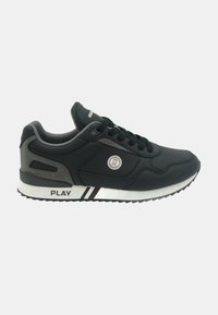 Chaussure de sport noire en matériau synthétique, avec un bout arrondi, un laçage, des accents gris, une semelle texturée et un logo de marque sur le côté.