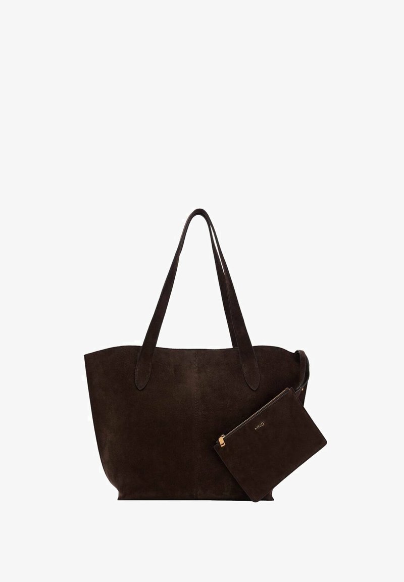 Braune Wildleder-Tote-Tasche mit zwei langen Griffen und einem kleinen abnehmbaren Beutel. Glatte Textur, minimalistisches Design, keine sichtbaren Hardware-Details.