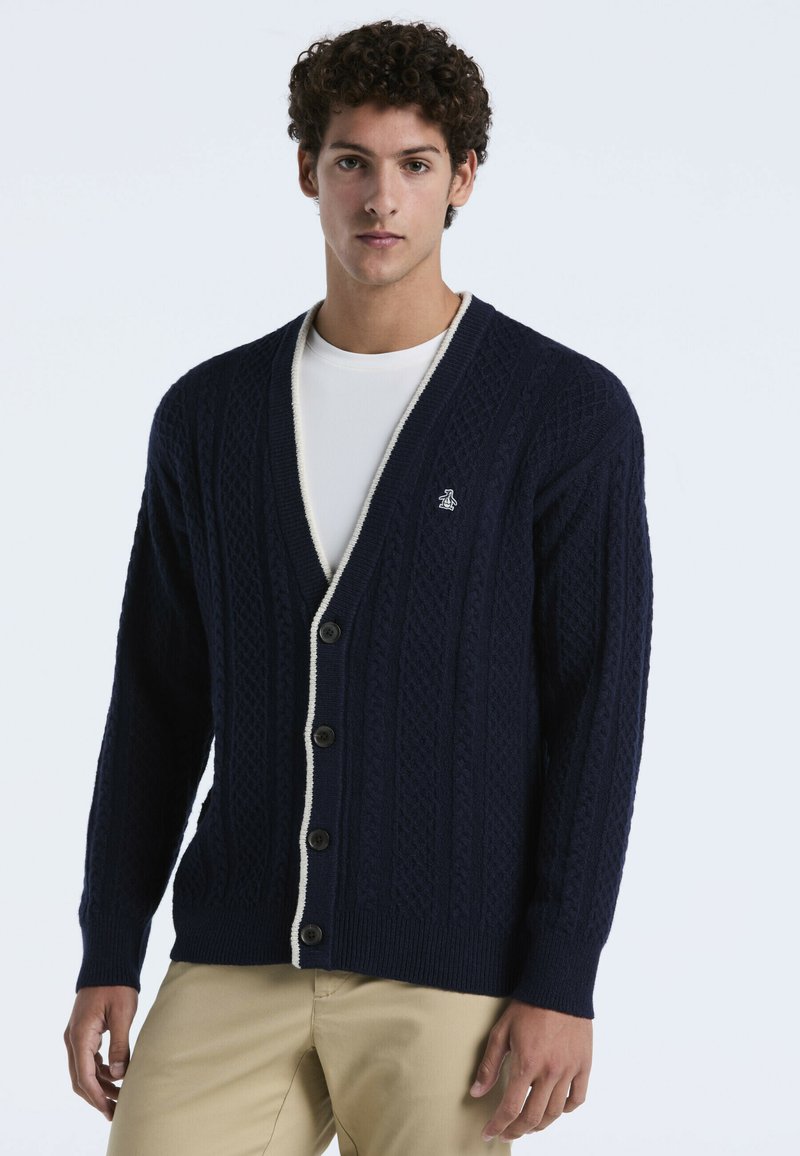 Marineblauer Strickcardigan mit einem Kabeldesign, kontrastierenden cremefarbenen Knöpfen und einem weißen Saum entlang der offenen Vorderseite. Slim Fit mit langen Ärmeln.