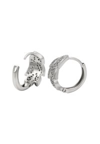 Strieborné kruhové náušnice s dizajnom lístka, s lesklým povrchom a zasadenými čírymi kryštálmi na jednej strane. Vnútorná strana má malé výkroje.
