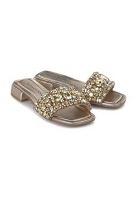 Metallic gouden slidesandalen met een brede versierde band, bezet met heldere en gouden rhinestones, vierkante neus en lage blokhak.