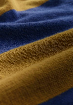 Material tricotat cu dungi orizontale în albastru și muștar. Textură moale, cu o țesătură ușor aspră și fibre vizibile.
