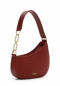 Borsa a spalla in finta pelle rossa con forma curva, dettagli in hardware dorato e una tracolla imbottita per il comfort. Superficie testurizzata degna di nota.