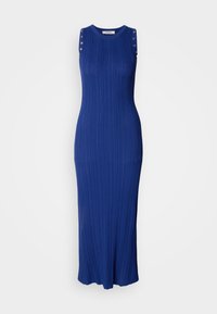 Robe maxi sans manches en tissu tricoté côtelé, de couleur bleu vif, avec des accents de boutons métalliques sur les bretelles, et un ourlet évasé.