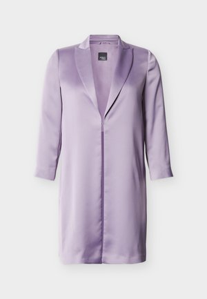 Lila satenasti blazer z dolgimi rokavi, z zarezanimi ovratniki, sprednjimi šivi in brez vidnih gumbov, prikazan na belem ozadju.