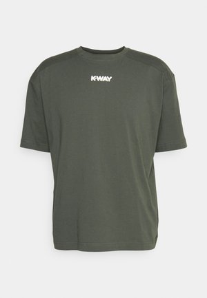 Olivengrøn T-shirt med korte ærmer og rund halsudskæring, med hvidt "K-WAY" logo centreret øverst foran.