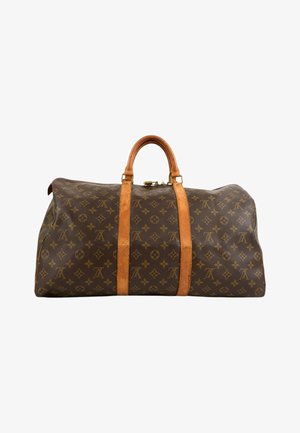 Braune Leder-Reisetasche mit hellbraunen Griffen und vertikalen Riemen, mit wiederholendem Monogramm-Muster und Reißverschluss oben.