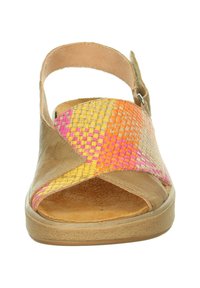 Geflochtene Sandalen aus braunem Leder mit einem bunten, gemusterten Obermaterial in Pink, Orange und Gelb. Mit einem Knöchelriemen und einer strukturierten Sohle.