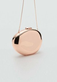 Bolso clutch color oro rosado con una forma suave y redondeada, que cuenta con un cierre simple y una cadena para llevar. Superficie reflectante.