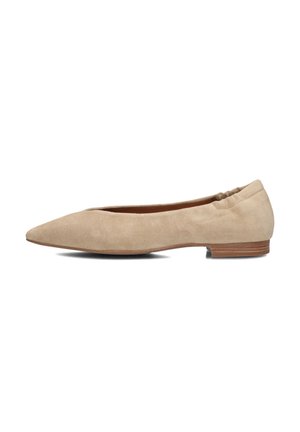 Beige leren ballet flats met een spitse neus, elastische afwerking en een lage houten hak. Zachte textuur, minimalistisch ontwerp.