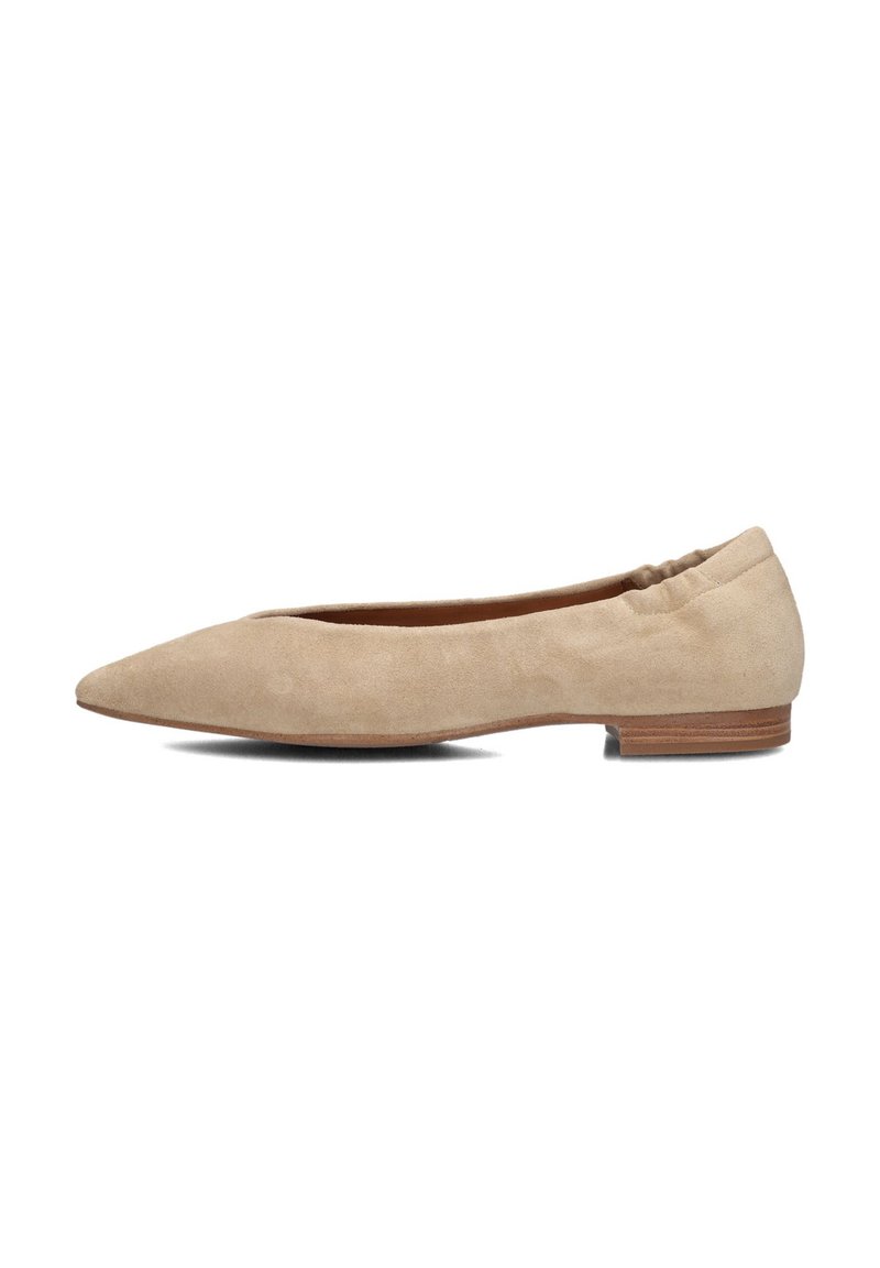 Beige leren ballet flats met een spitse neus, elastische afwerking en een lage houten hak. Zachte textuur, minimalistisch ontwerp.