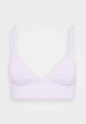 Bralette de lavanda claro con forma triangular, tirantes finos, textura suave y sin hardware ni patrones visibles.